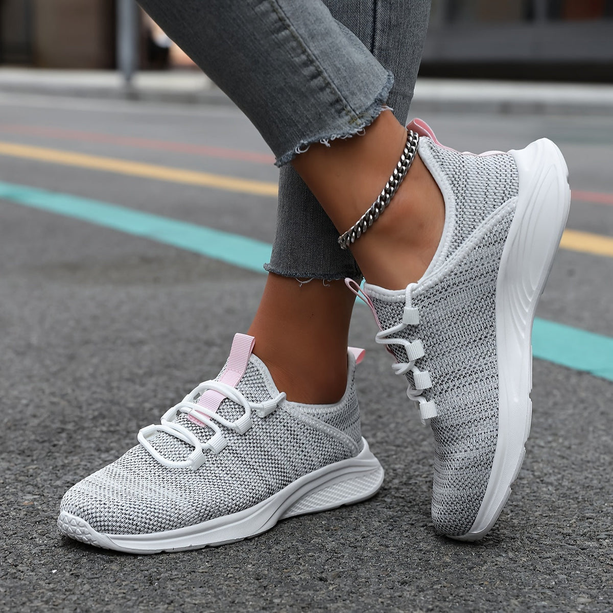 Sneakers con Lacci e Trama Intrecciata