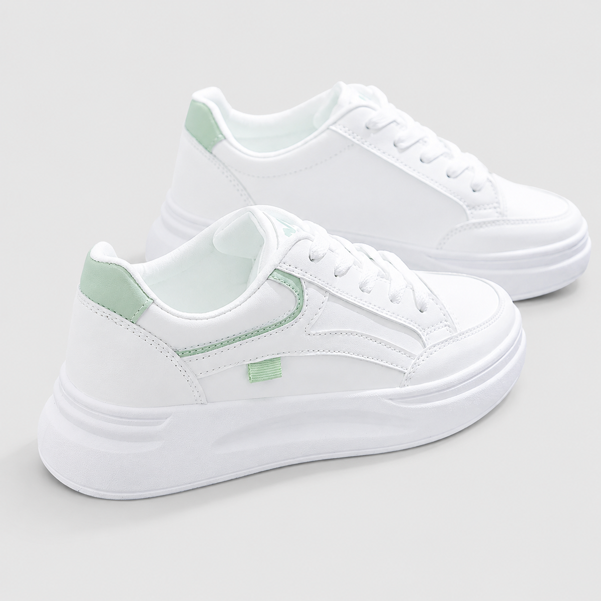 Sneakers con Dettagli a Contrasto