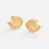 Sophie – Orecchini dorati a forma di conchiglia.