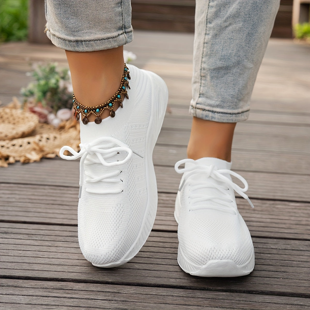 Sneakers con Lacci e Trama Traforata