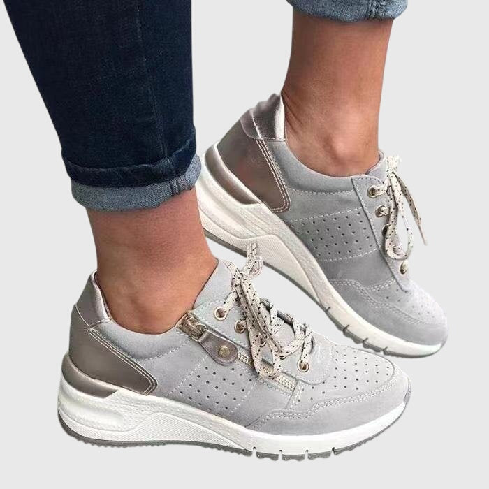 Sneakers con Dettagli Traforati