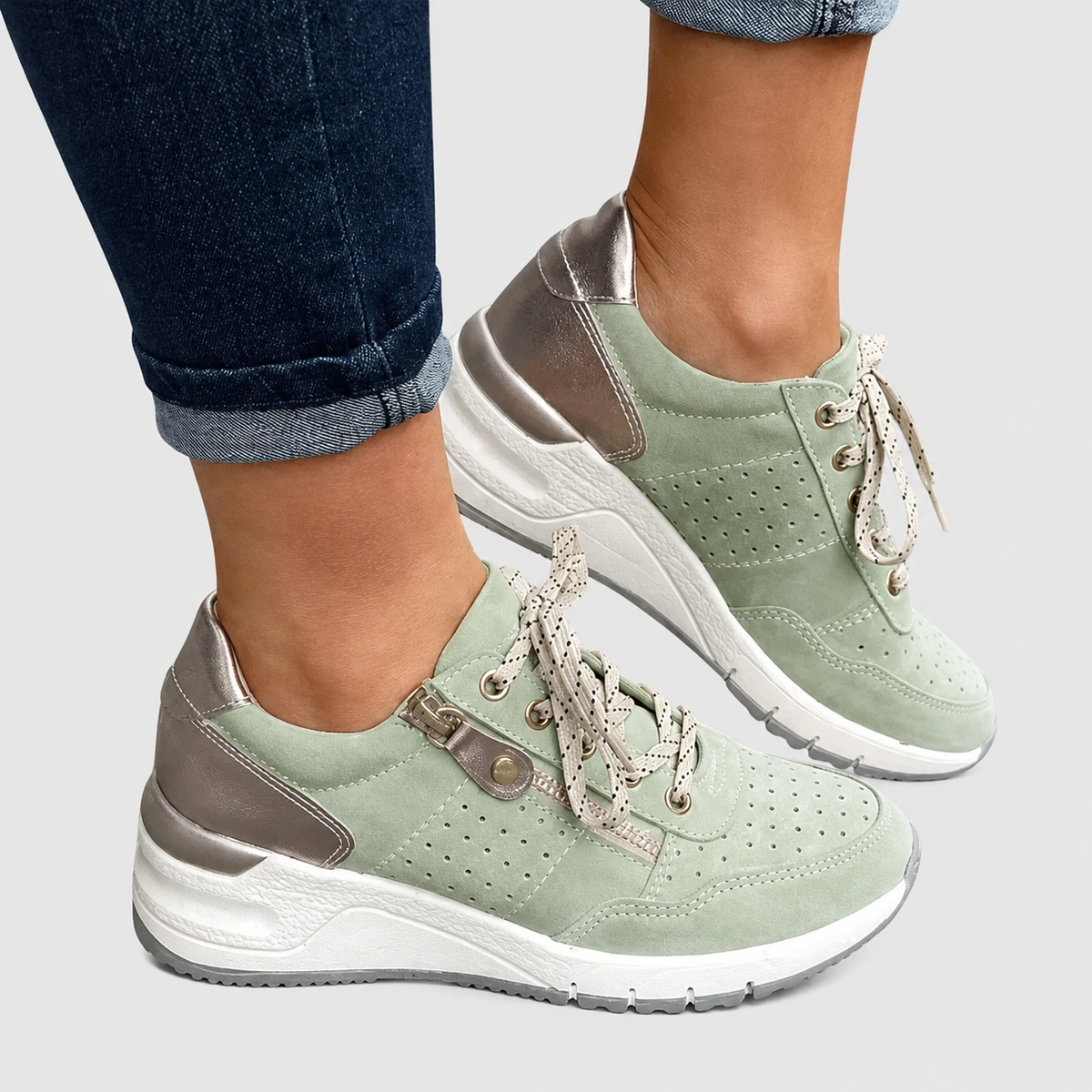 Sneakers con Dettagli Traforati