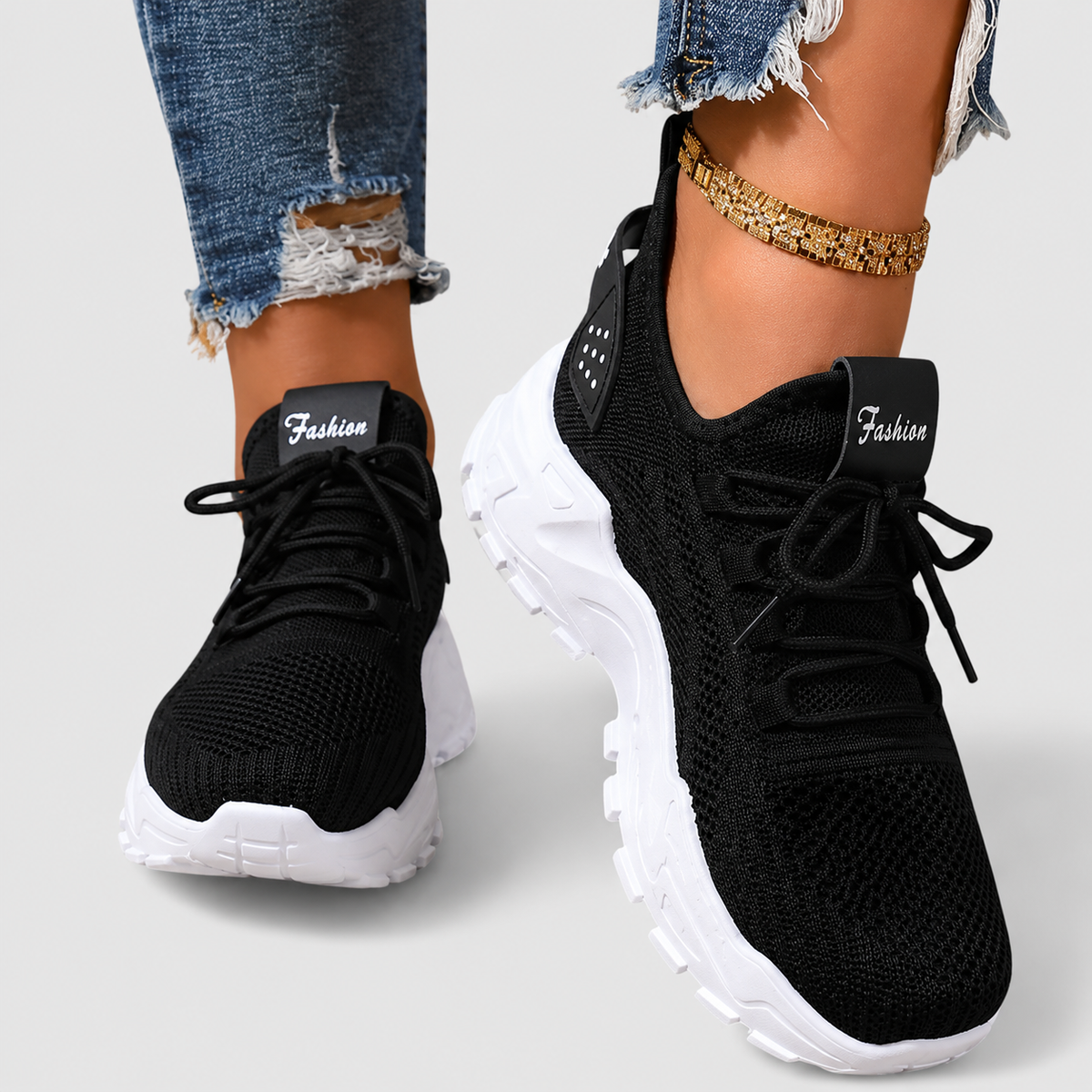 Sneakers Traforate con Lacci