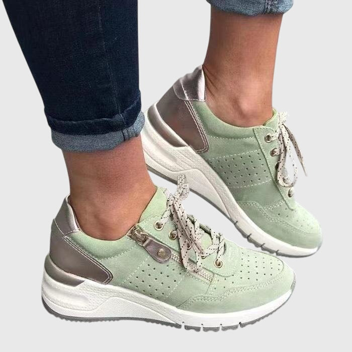 Sneakers con Dettagli Traforati