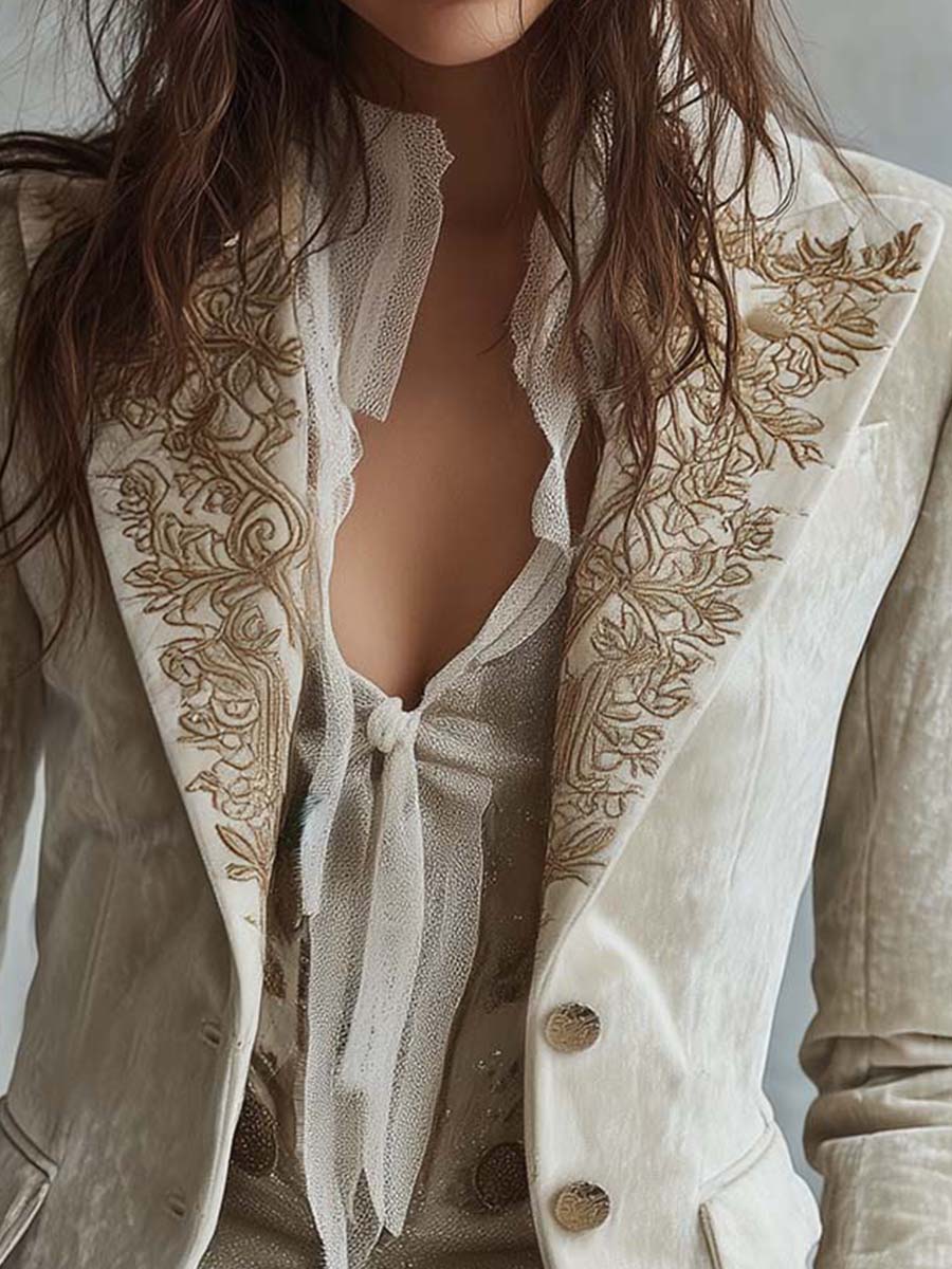 Blazer avorio con ricami e polsini in pizzo
