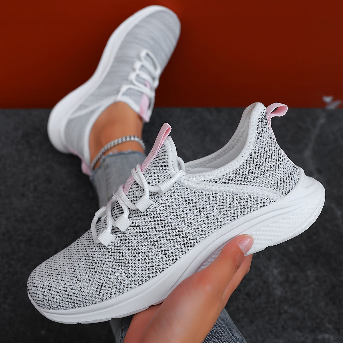 Sneakers con Lacci e Trama Intrecciata