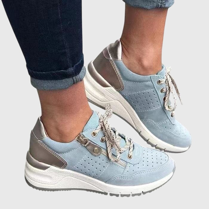 Sneakers con Dettagli Traforati