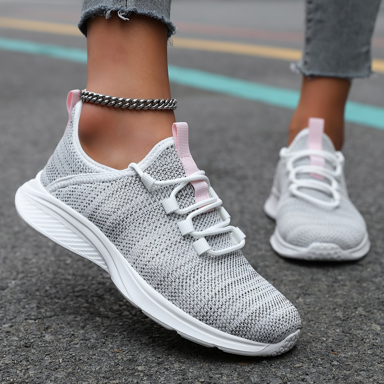 Sneakers con Lacci e Trama Intrecciata