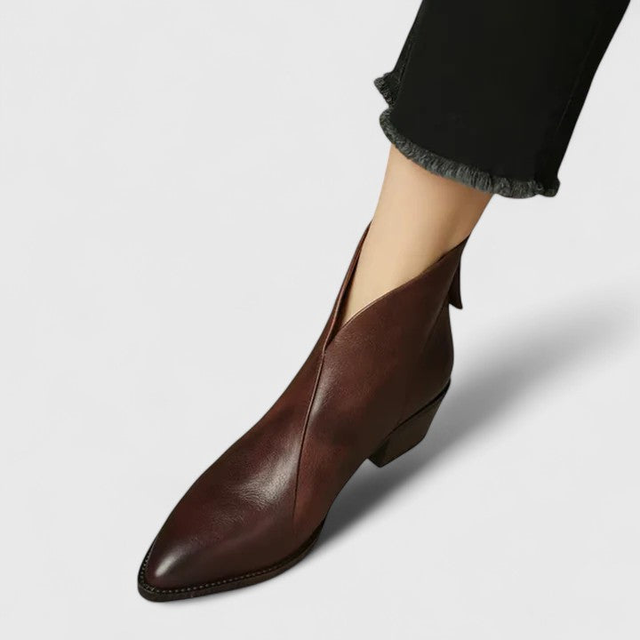Stivali eleganti dalla linea classica
