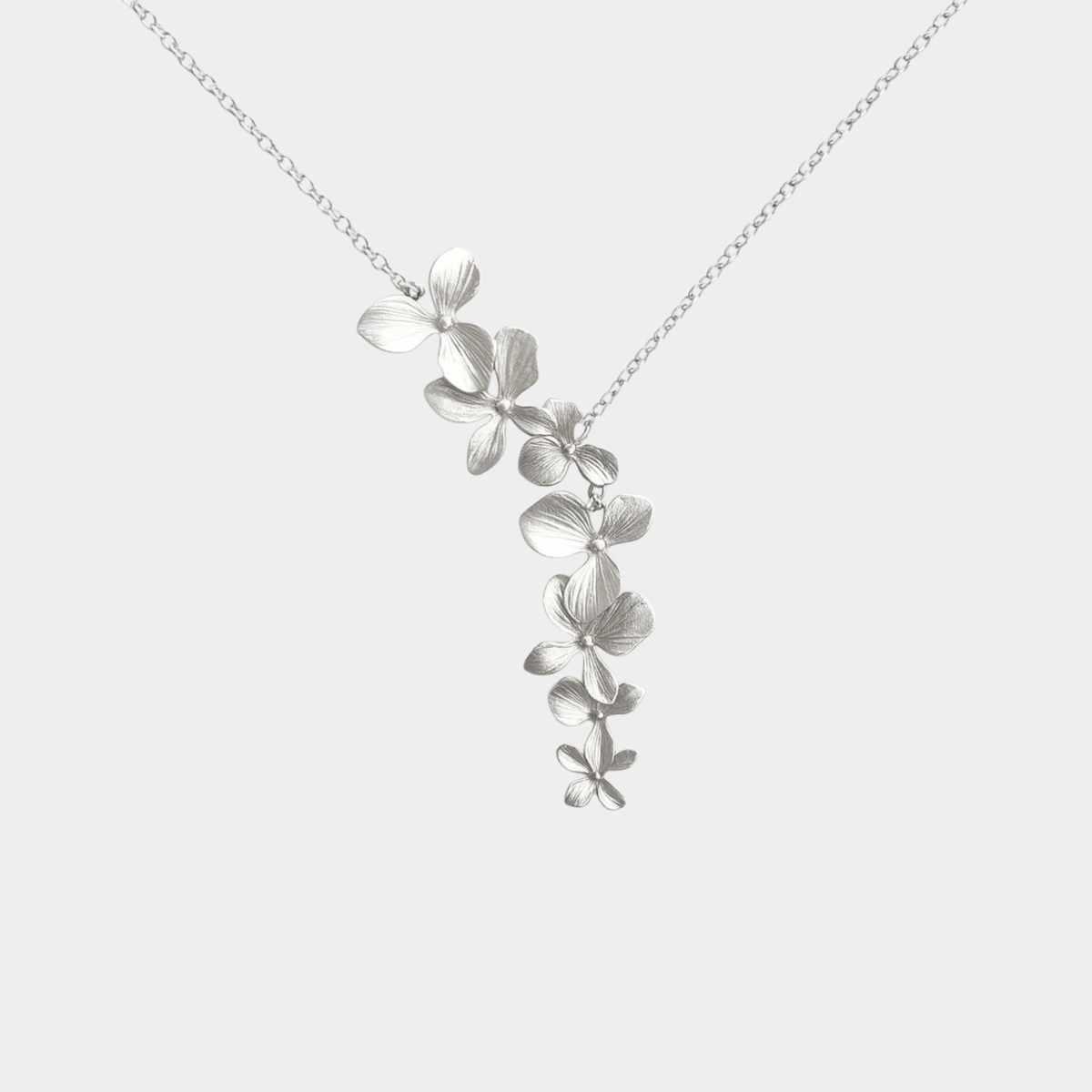 Stéphanie – Collana dorata dal design circolare discreto