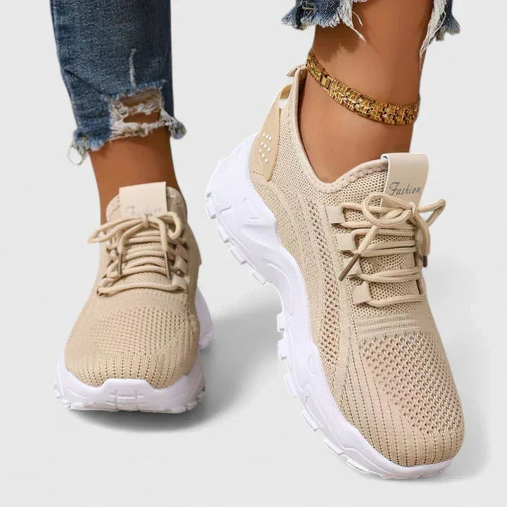 Sneakers Traforate con Lacci