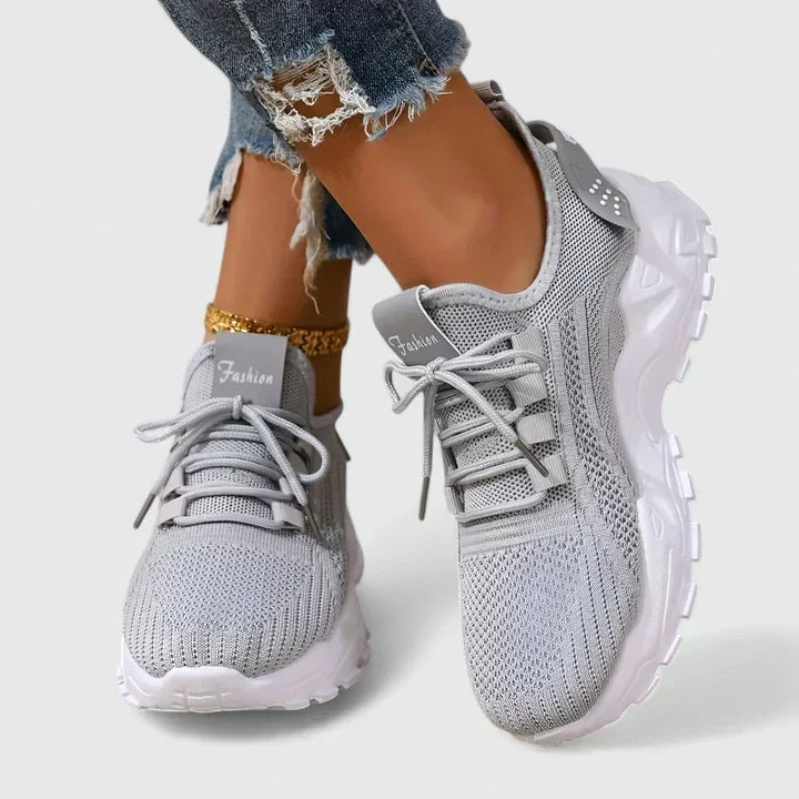Sneakers Traforate con Lacci