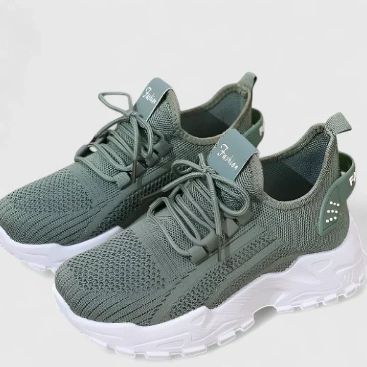 Sneakers Traforate con Lacci
