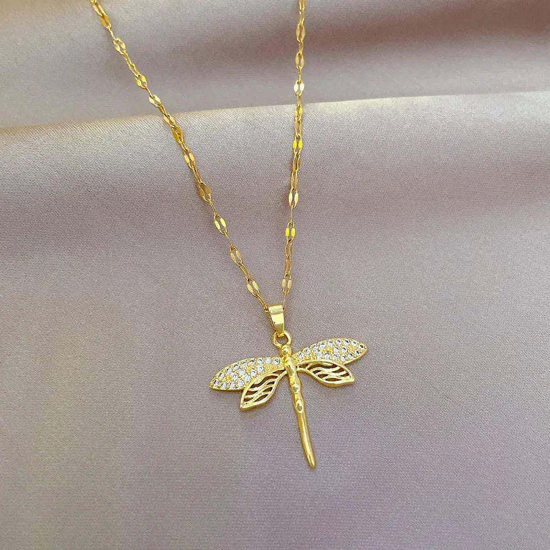 Collana Libellula in Cristallo – Simbolo di Trasformazione e Bellezza