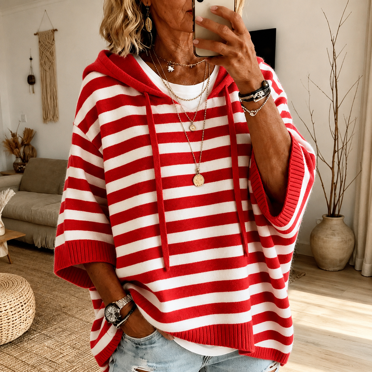Maglia poncho a righe rosse con cappuccio