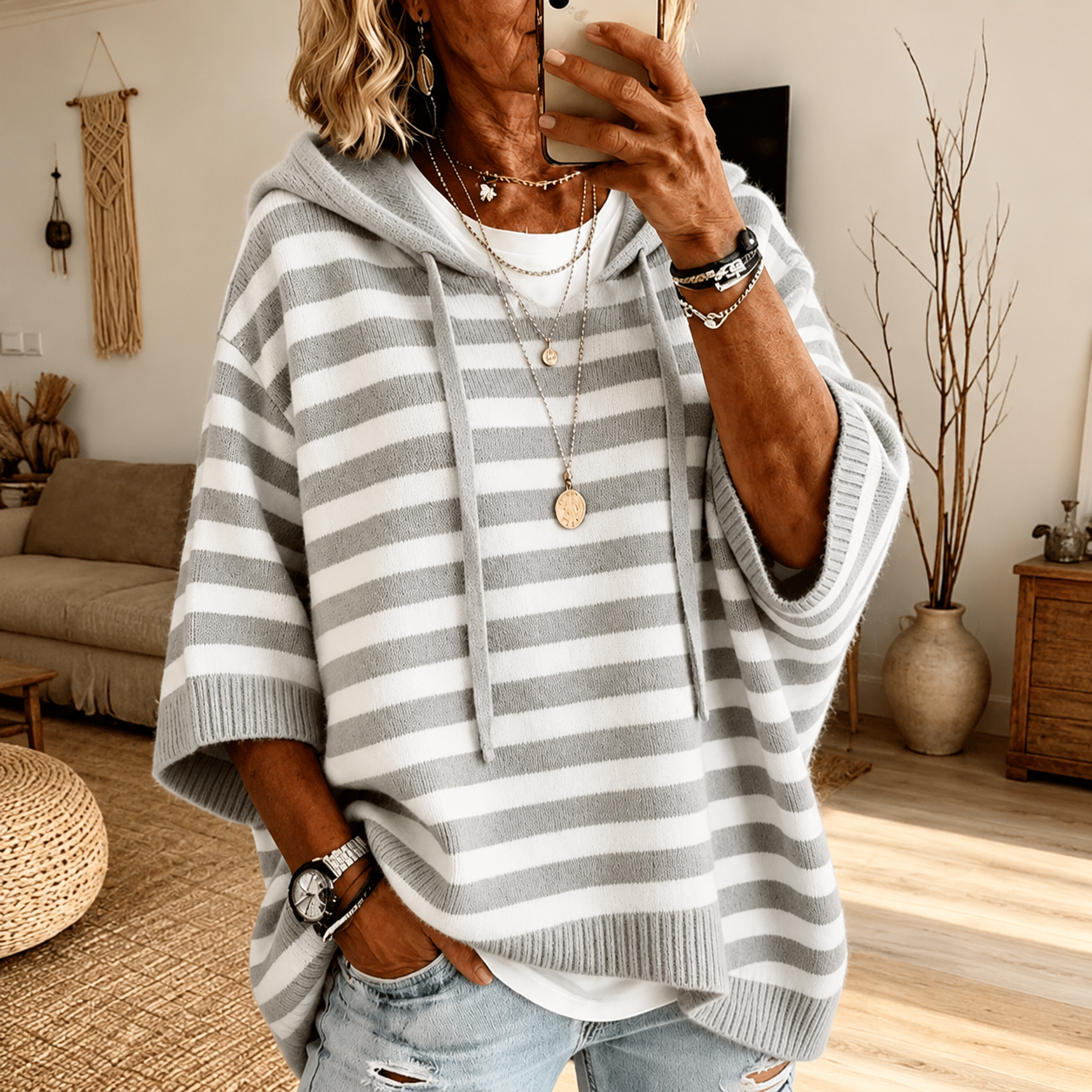 Maglia poncho a righe grigie con cappuccio
