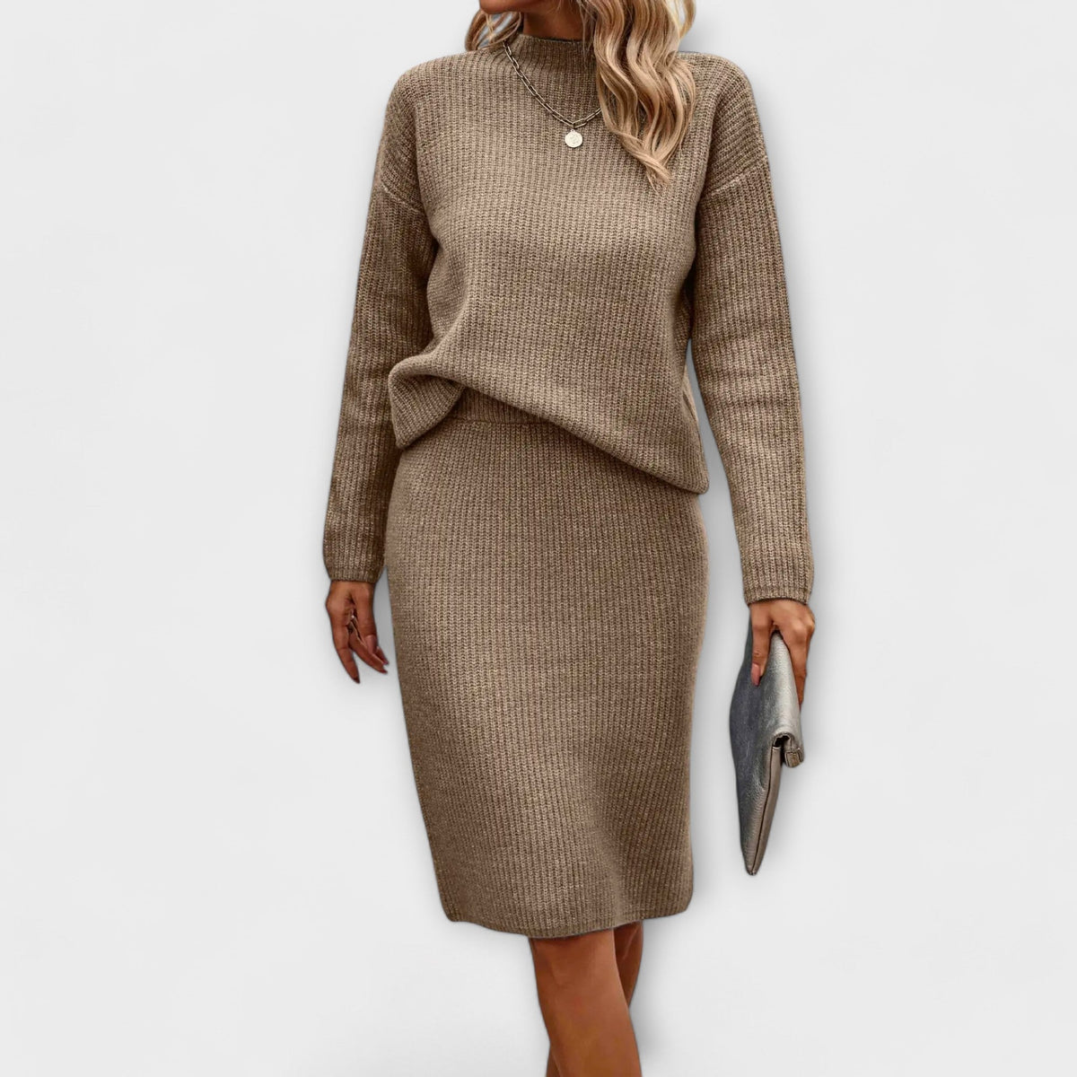 Completo di maglione e gonna a due pezzi