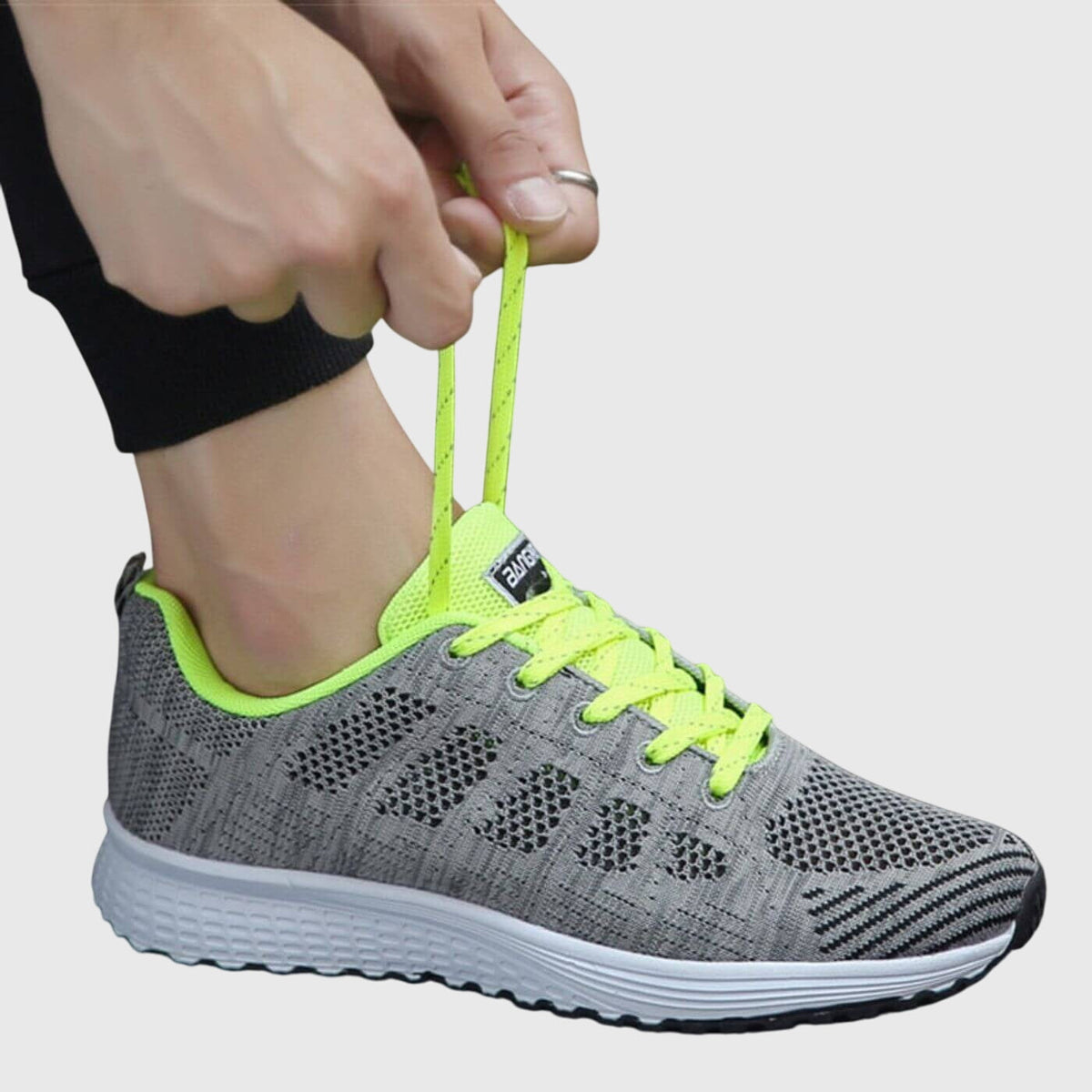Sneakers con Dettagli Traforati