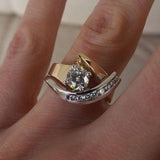 Carla – Anello vintage asimmetrico in oro e argento con zirconi