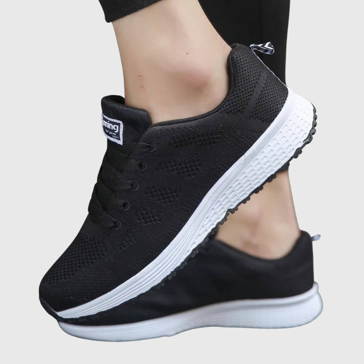 Sneakers con Dettagli Traforati
