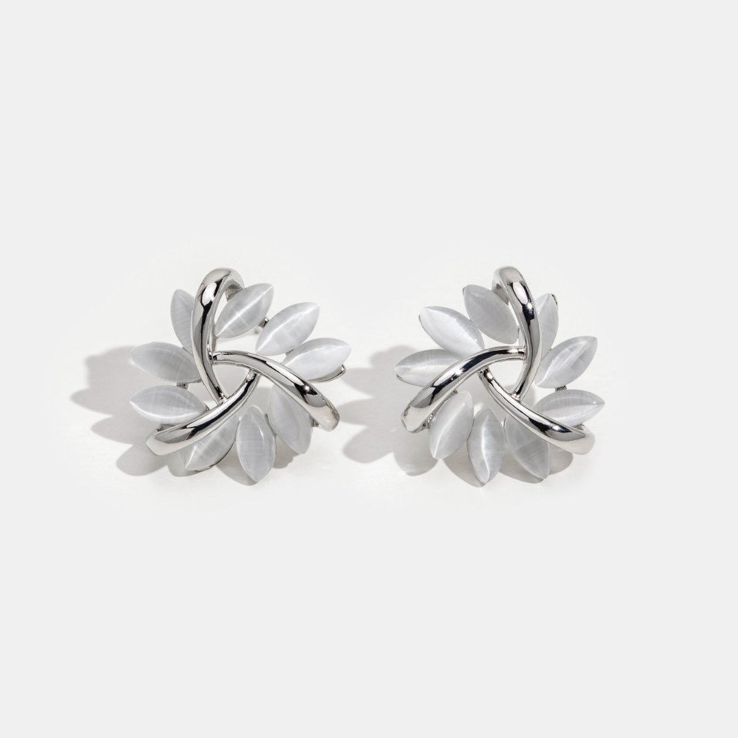 Élodie – Orecchini in argento a forma di fiore.