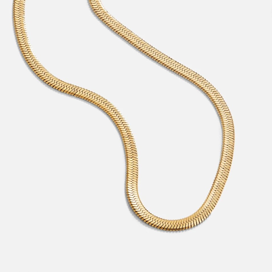 Marie – Una collana d'oro delicatamente curvata