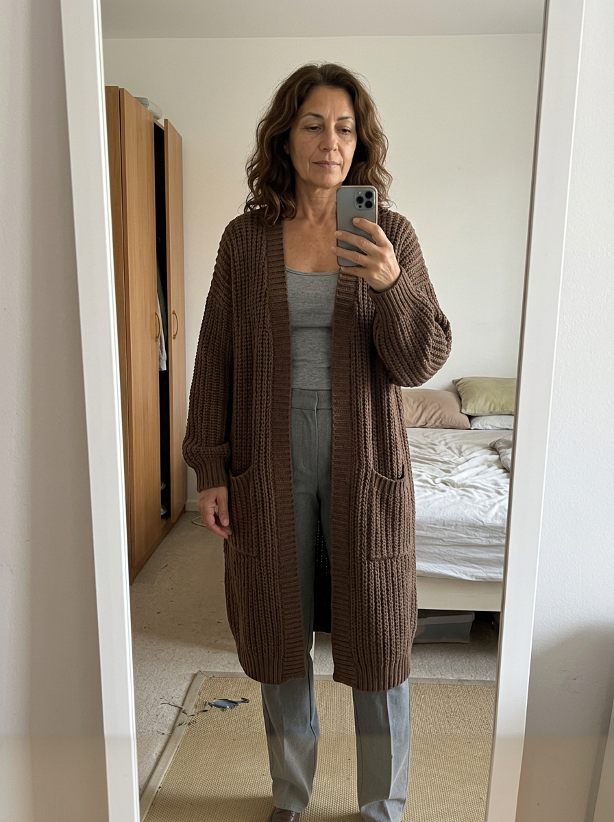 Illustrazione generata con IA. Scena domestica con Alice | Cardigan Longline Confiance Douillette.